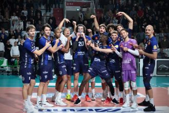 Tours Bolsters Title Defense with Convincing Victory Over Plessis-Robinson 7 Tours Volleyball team